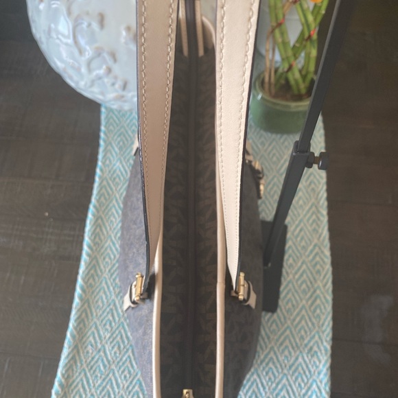 🌺Michael Kors Signature Tote NWOT (Brown & Tan) w/Gold Hardware. - Picture 6 of 11